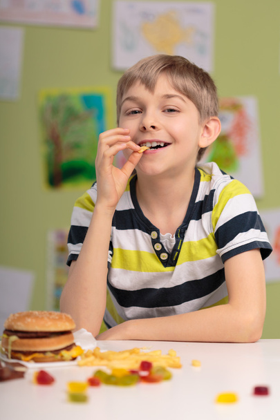 Boy having unhealthy diet - Фото, зображення