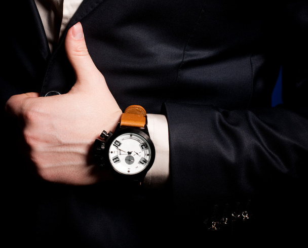 mooie mannelijke hand met een klok - Foto, afbeelding