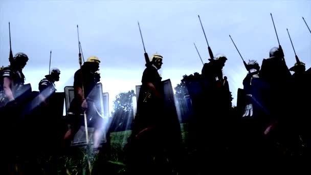 ιστορικός στρατός μονομάχων στρατιωτών που προελαύνουν μαζί, πηγαίνοντας στον πόλεμο - Πλάνα, βίντεο