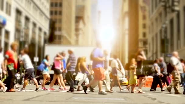 τους ανθρώπους που περπατούν στην πόλη της Νέας Υόρκης οδό - Πλάνα, βίντεο