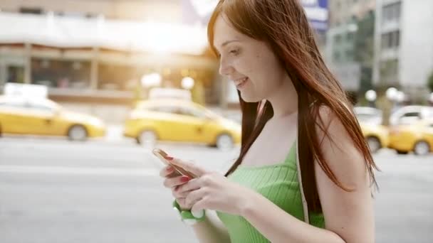 femme heureuse textos avec des amis
 - Séquence, vidéo