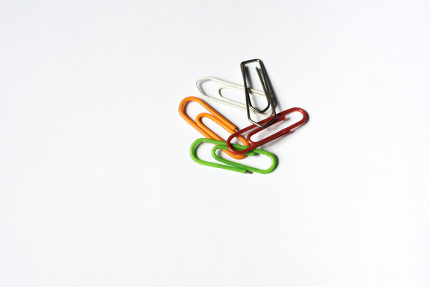 clips de papel de colores aislados en blanco - Foto, Imagen