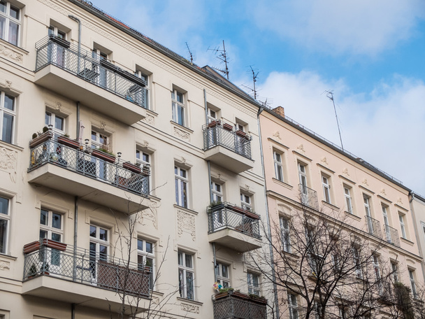 Современные жилые дома с небольшими балконами
 - Фото, изображение