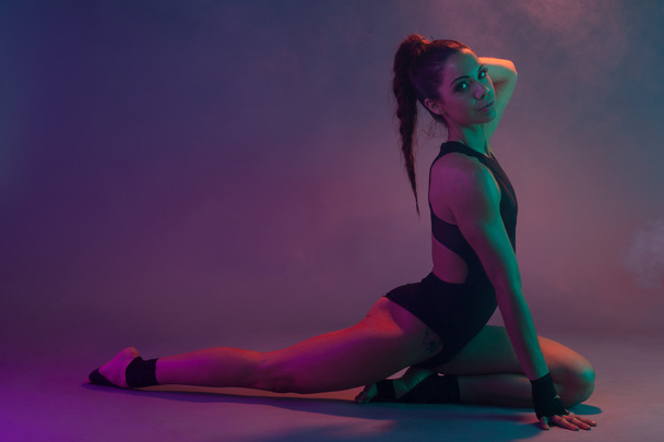 sexy acrobatic fitness dancer on smoke - Fotografie, Obrázek