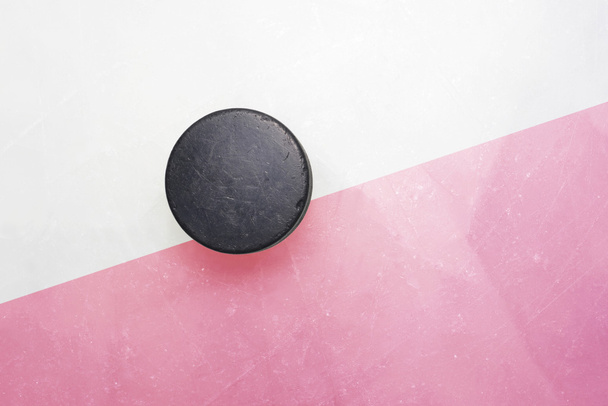 viejo disco de hockey está en el hielo con bandera de Polonia
 - Foto, imagen