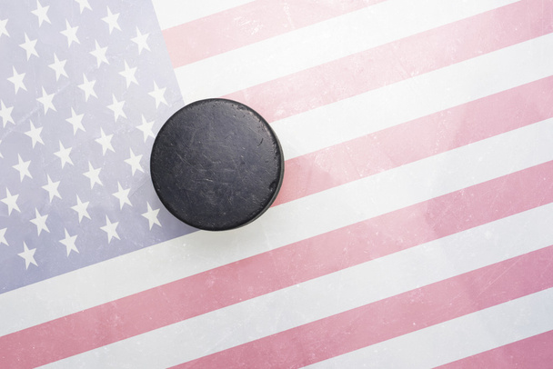 vecchio disco da hockey è sul ghiaccio con gli Stati Uniti d'America bandiera
 - Foto, immagini