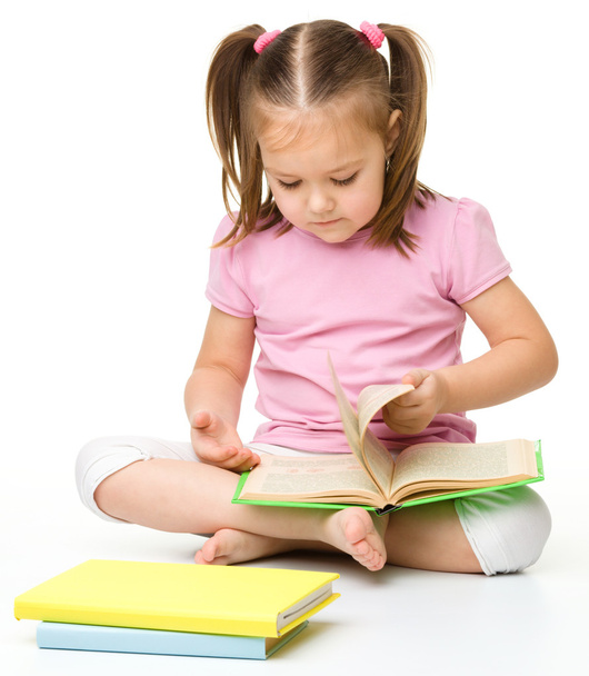 Petite fille mignonne lit un livre - Photo, image