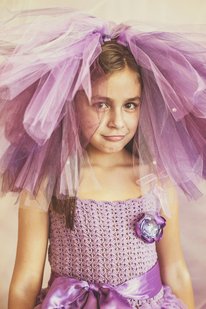 Fille habillée en violet avec un chapeau drôle
 - Photo, image