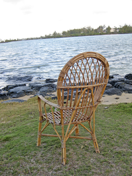 houten stoel op de rand van het strand - Foto, afbeelding