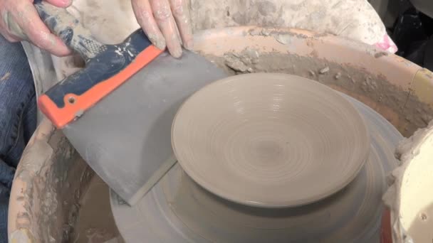 ポッターの旋盤で粘土で作業 - 映像、動画