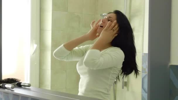 Красивая женщина перед зеркалом недовольная грязными волосами, замедленной съемкой - Кадры, видео