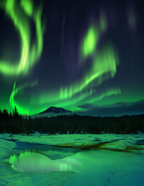Aurora boreal sobre lago congelado
 - Foto, imagen