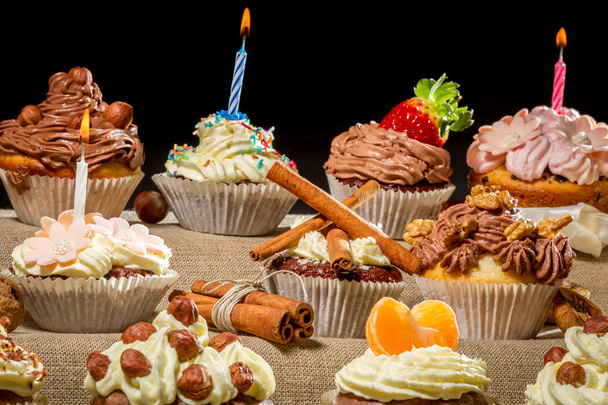 Muffins de cumpleaños de primer plano con crema, frutas y nueces
 - Foto, imagen