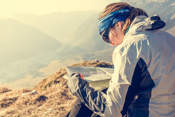 Hiker studying a map. - Photo, Image