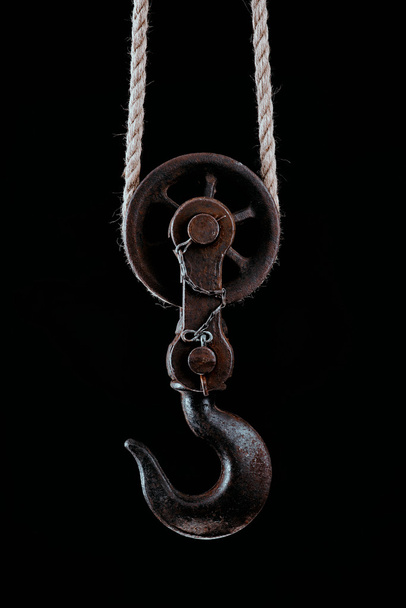 Большой металлический крючок висит на веревке
 - Фото, изображение