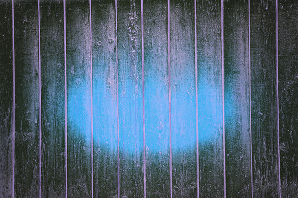 fundo abstrato de painéis de madeira escura texturizada com um brilho azul no centro
 - Foto, Imagem