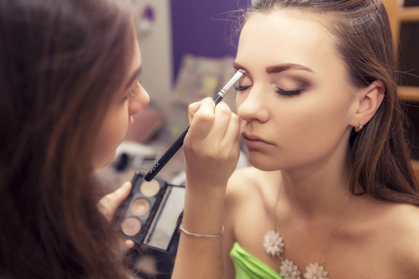 Μελαχρινή συνθέτουν γυναίκα καλλιτέχνης εφαρμογή make up για μια μελαχρινή br - Φωτογραφία, εικόνα