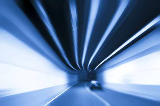 Вид с автомобильной скорости, идущей внутри туннеля
. - Фото, изображение