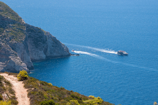 Nave turística en la costa del acantilado de Zakynthos
 - Foto, Imagen