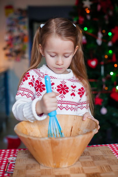 entzückendes Kleinkind-Mädchen backt Weihnachtsplätzchen zu Hause - Foto, Bild