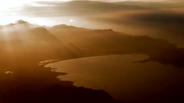 saaren rannikko maisema auringonlaskun aikaan
 - Materiaali, video