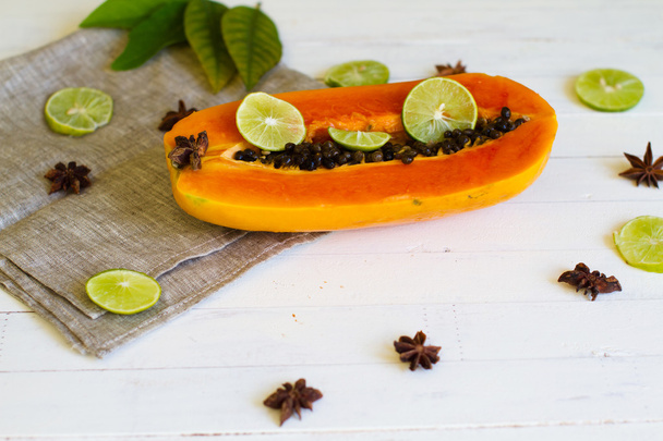 sweet Papaya with a lime - Fotoğraf, Görsel