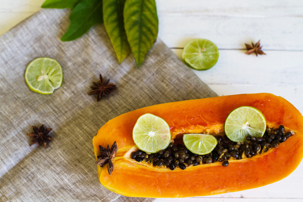 sweet Papaya with a lime - Foto, Imagen