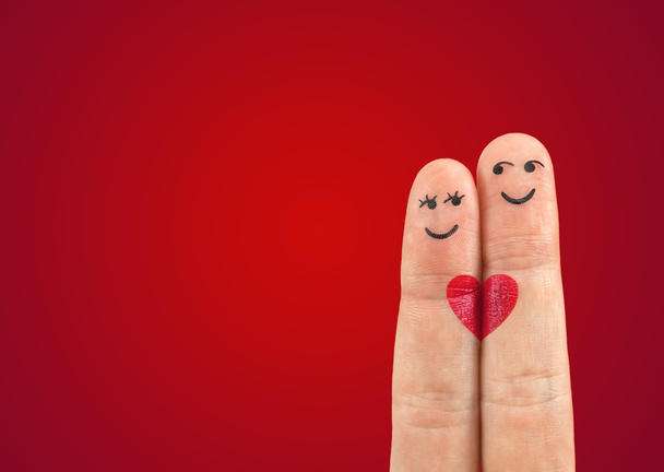 Un couple heureux amoureux avec un sourire peint et câlin - Photo, image
