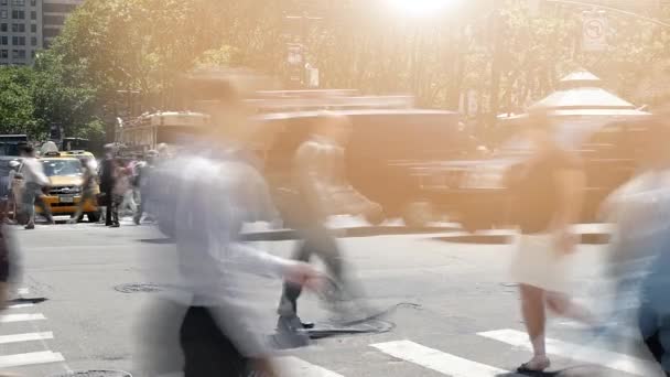 mensen lopen op drukke stad straat - Video