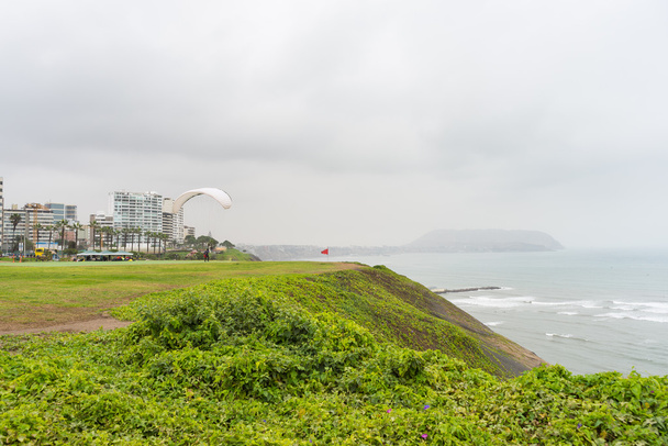 Lanzamiento de parapente desde la costa de Lima Miraflores
 - Foto, Imagen