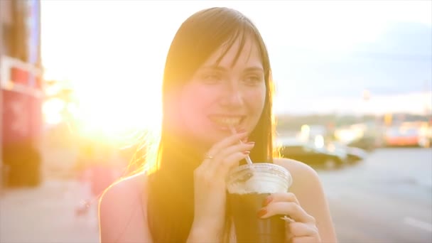 nő iszik szódával - Felvétel, videó