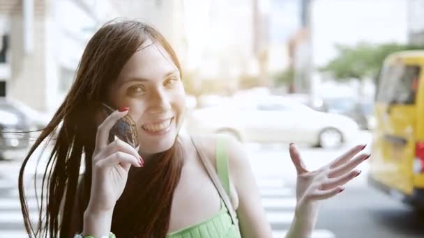 ευτυχισμένη γυναίκα μιλάει στο έξυπνο τηλέφωνο - Πλάνα, βίντεο