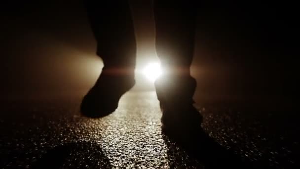 πόδια, περπάτημα σε σκοτεινή νύχτα - Πλάνα, βίντεο
