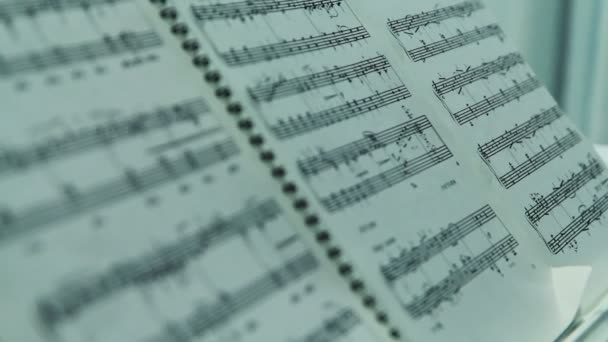 Notas musicales sobre piano
 - Metraje, vídeo