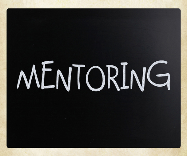 "Mentoring "handgeschreven met wit krijt op een Blackboard - Foto, afbeelding