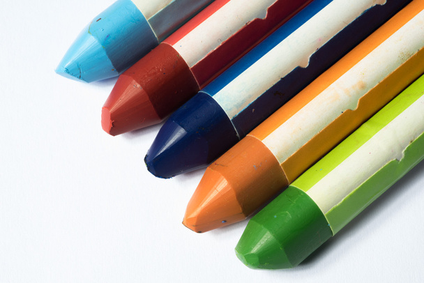 primer plano de los lápices de colores usados aislados en blanco
 - Foto, imagen