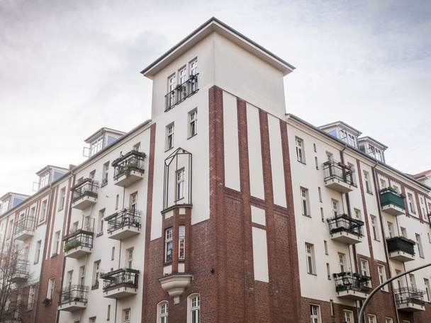 Edificio de apartamentos renovado con pequeños balcones
 - Foto, imagen