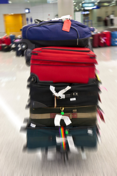 Sacos no aeroporto, borrão de movimento
 - Foto, Imagem