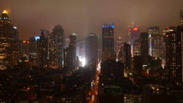 Panoramisch uitzicht stad bij nacht - Video