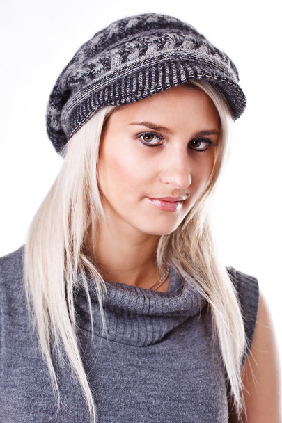 Mujer joven de moda en suéter gris y gorra
 - Foto, imagen