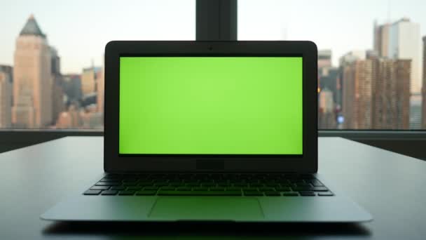 Φορητός υπολογιστής με πράσινη οθόνη - Πλάνα, βίντεο