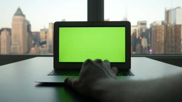 Laptop com tela verde
 - Filmagem, Vídeo