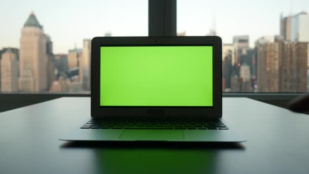 Laptop com tela verde
 - Filmagem, Vídeo