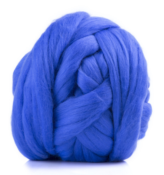 Hank merino lã azul sobre um fundo branco
 - Foto, Imagem