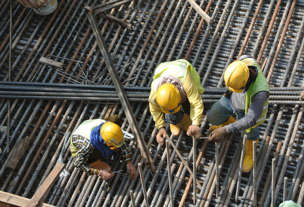 Csoport építőmunkások gyártását megerősítése acél bar - Fotó, kép