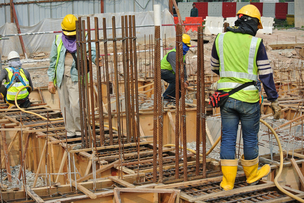 Grupa pracowników budowlanych fabrykowania ziemi belka szalunki - Zdjęcie, obraz