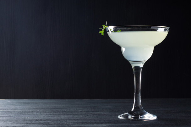 Cocktail in margarita glass - Фото, зображення