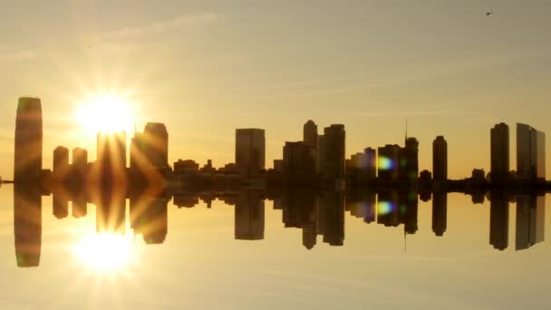 városkép háttér: napnyugtakor ég - Felvétel, videó
