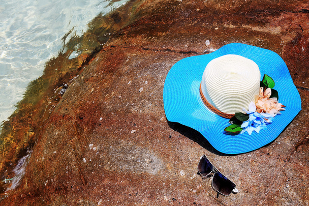 美しい青い帽子とサングラスの石  - 写真・画像