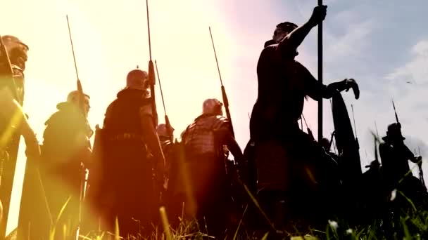 historische leger troep van gladiatoren soldaten marcheren samen naar oorlog - Video